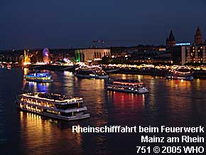 Die Schiffe der Rheinschifffahrt warten vor der Silhouette der Mainzer Altstadt auf den Start vom Feuerwerk der Johannisnacht in Mainz.